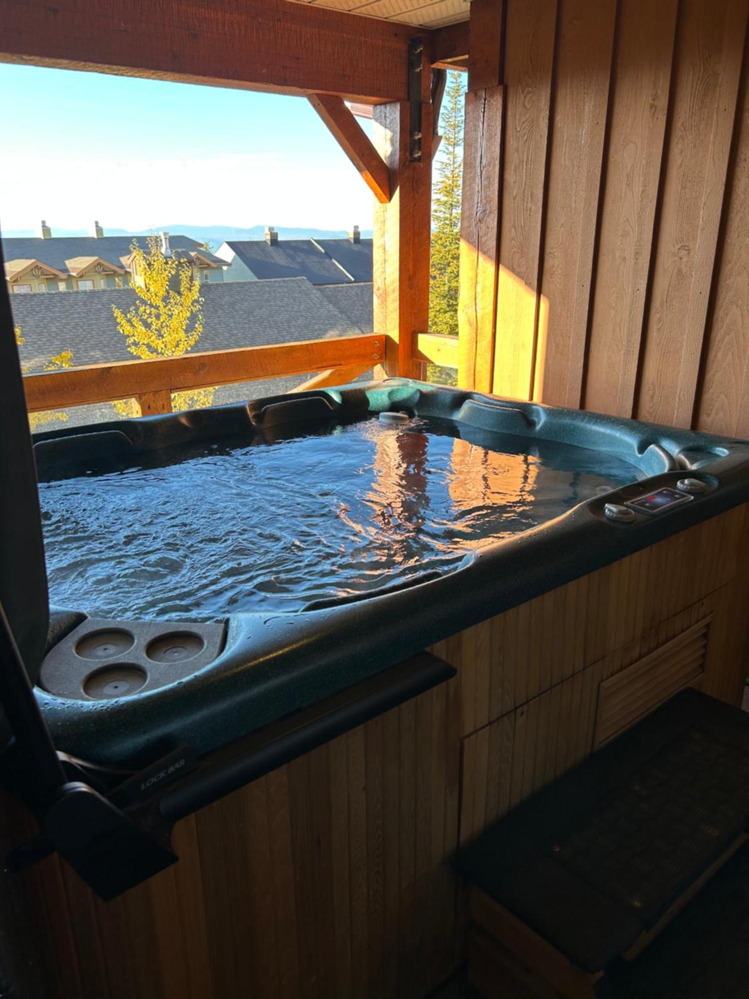 3 Bedroom 3 Bath Ski In Ski Out With Private Hot Tub Big White Eksteriør bilde